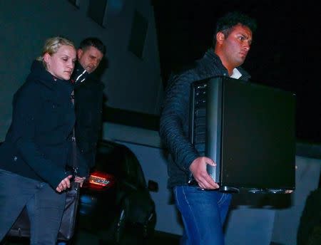 German police officers carry a computer out of a house believed to belong to the parents of crashed Germanwings flight 4U 9524 co-pilot Andreas Lubitz in Montabaur, March 26, 2015. REUTERS/Ralph Orlowski