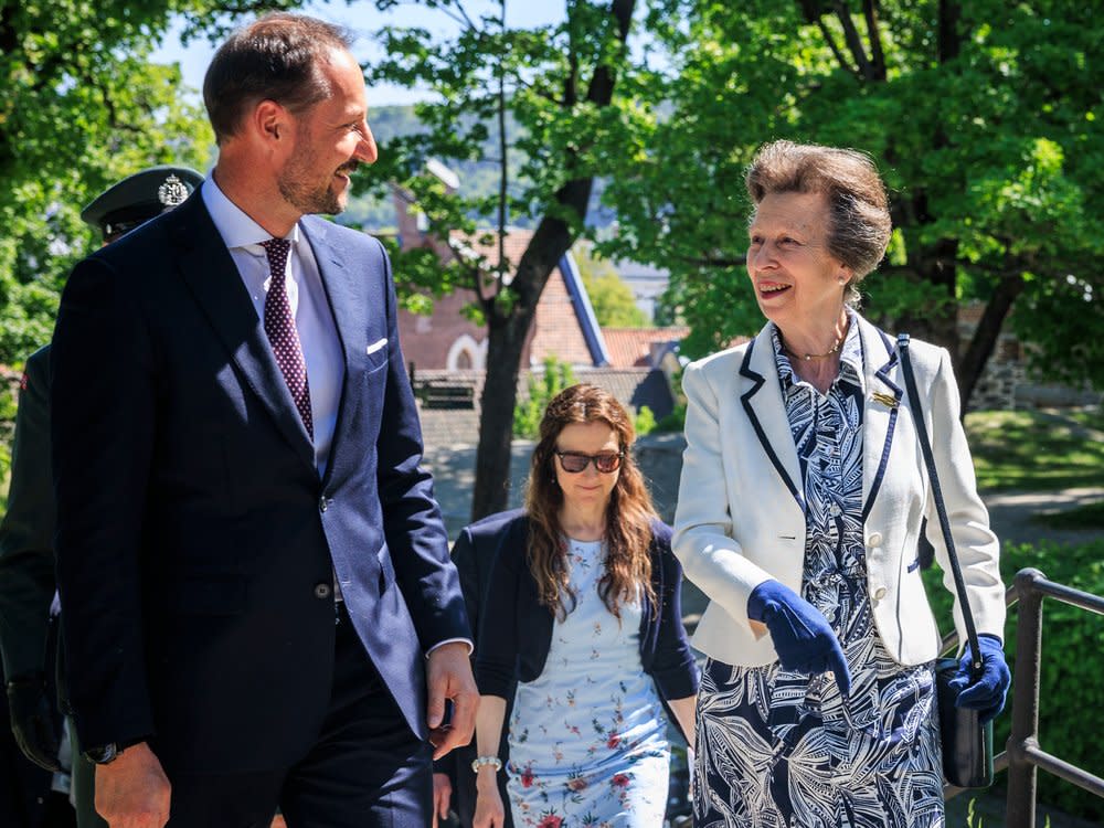 Haakon von Norwegen mit seiner Patentante, Prinzessin Anne. (Bild: Per Ole Hagen/Getty Images)