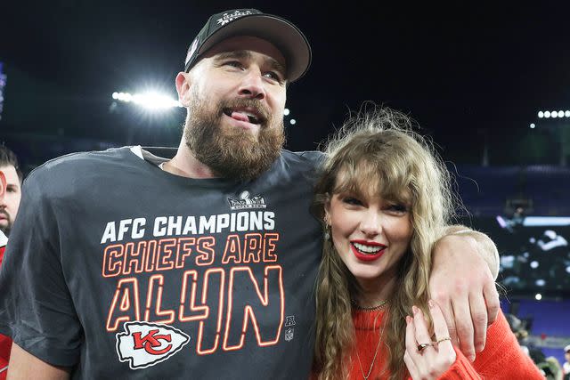 Travis Kelce Poses With 2 Young Taylor Swift Fans During Visit To His   3f72358af64049726bbf36361d3db50f