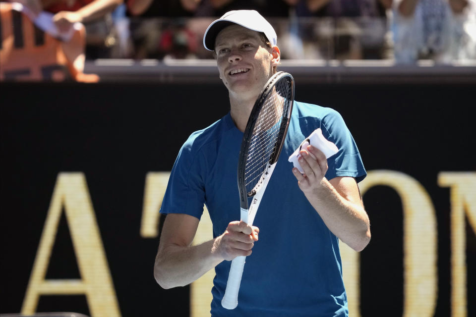 El italiano Jannik Sinner festeja su triunfo sobre el húngaro Marton Fucsovics en la tercera ronda del Abierto de Australia, el viernes 20 de enero de 2023 (AP Foto/Dita Alangkara)