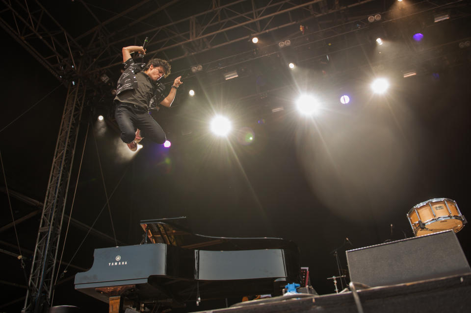 Jamie Cullum leaps from his piano live on stage at Blenheim Palace on June 17, 2017 in Woodstock, England.  (Photo by Edu Hawkins/Redferns)