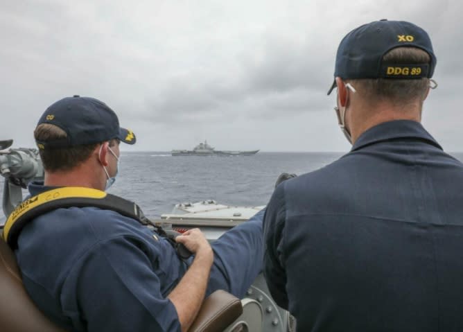 美軍驅逐艦「馬斯廷號」艦長（USS Mustin，DDG-89）近距離「翹腳」監控中國航母，引發中國網友不滿。   圖 : 翻攝自王定宇臉書