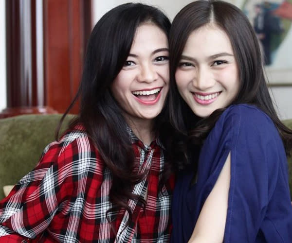 <p>Sur cette photo, Puspa prend la pose avec Melody Nurramdhani Laksani, une animatrice de télévision indonésienne.<br> Crédit photo : Instagram Puspa Dewi </p>