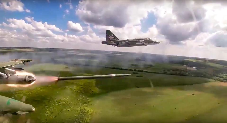 Ein russisches Su-25-Bodenkampfflugzeug feuert bei einem Einsatz in der Ukraine im Juli 2022 Raketen ab. - Copyright: Russian Defense Ministry Press Service via AP