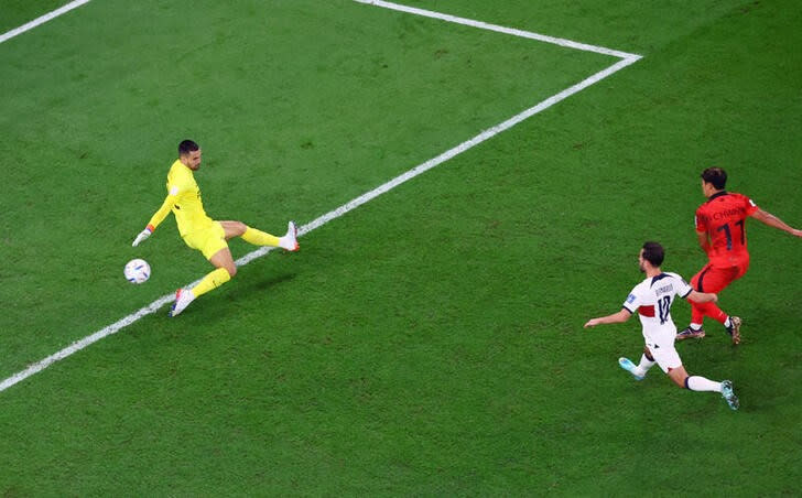 Foto del viernes del surcoreano Hwang Hee-chan marcando el gol del triunfo ante Portugal