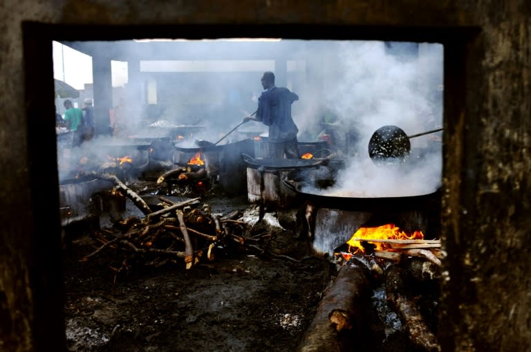 Cooks work over open fires in Kivukoni fish market in Dar es Salaam, Tanzania (Daniel Hayduk)