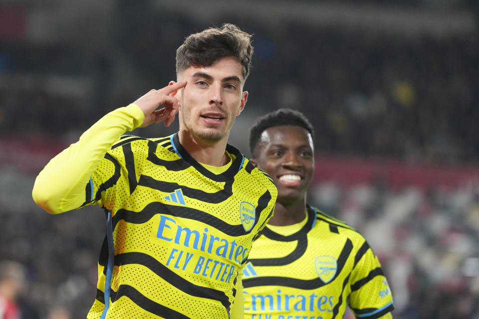 Kai Havertz del Arsenal celebra tras anotar el primer gol de su equipo en el encuentro ante el Brentford en la Liga Premier el sábado 25 de noviembre del 2023. (AP Foto/Kirsty Wigglesworth)