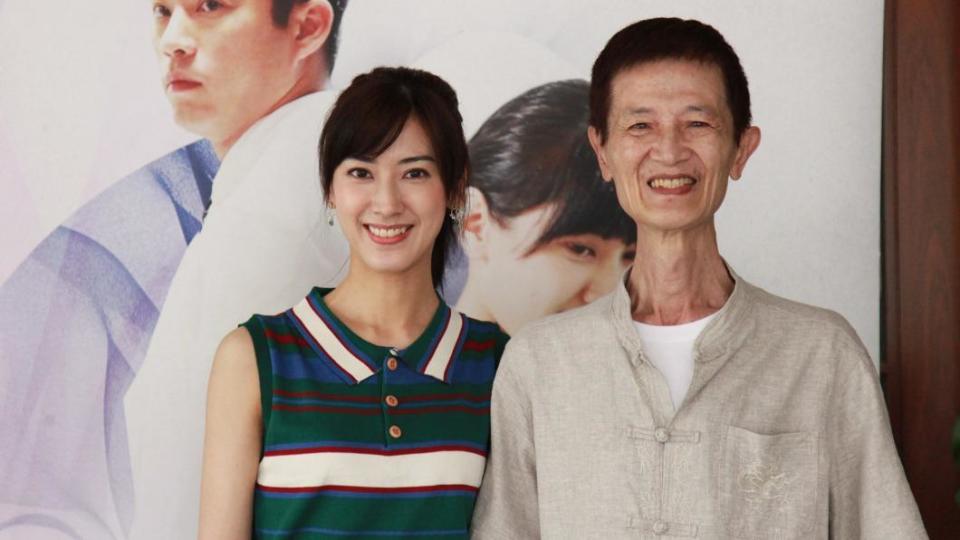 阿西（右）與女兒田羽安演出新劇《指尖的溫暖》。（圖／大愛提供）