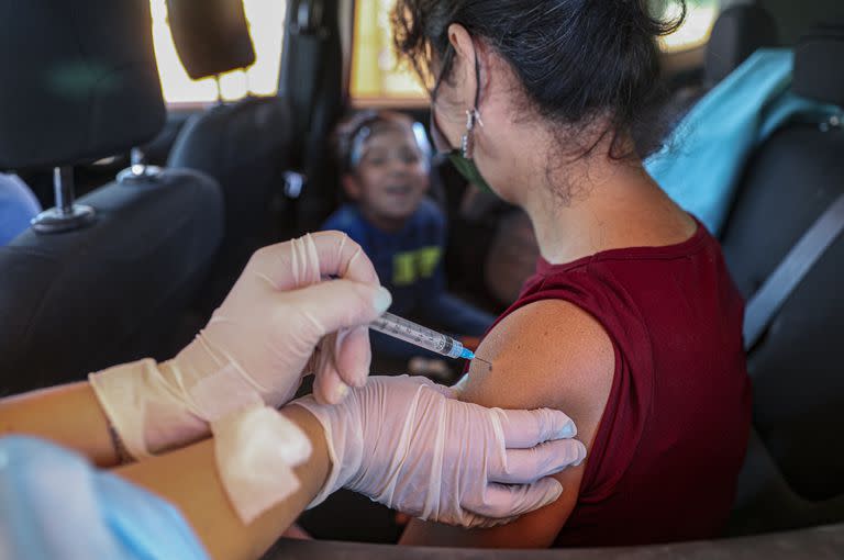 Los vacunados contra el coravirus con Sinovac y Pfizer podría necesitar una tercera dosis en Chile