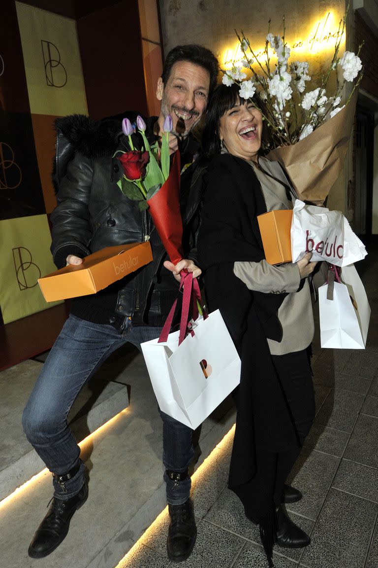 Humberto Tortonese y Elizabeth Vernaci acompañando a su amigo