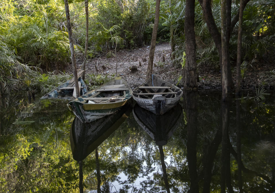 Pequeños botes en la orilla del río Tapajos en Alter do Chao, estado de Pará, Brasil, el miércoles 26 de agosto de 2020. (AP Foto/Andre Penner)