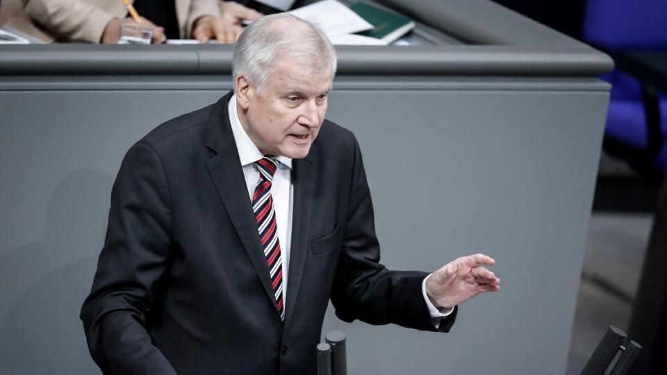 Horst Seehofer will im Kampf gegen Kriminalität und Extremismus Härte zeigen. Foto: Kay Nietfeld