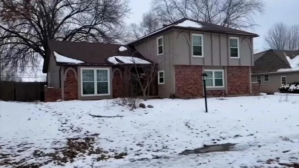 Los cuerpos de los hombres fueron encontrados en el patio trasero de esta casa en el norte de Kansas City. Crédito: KCTV