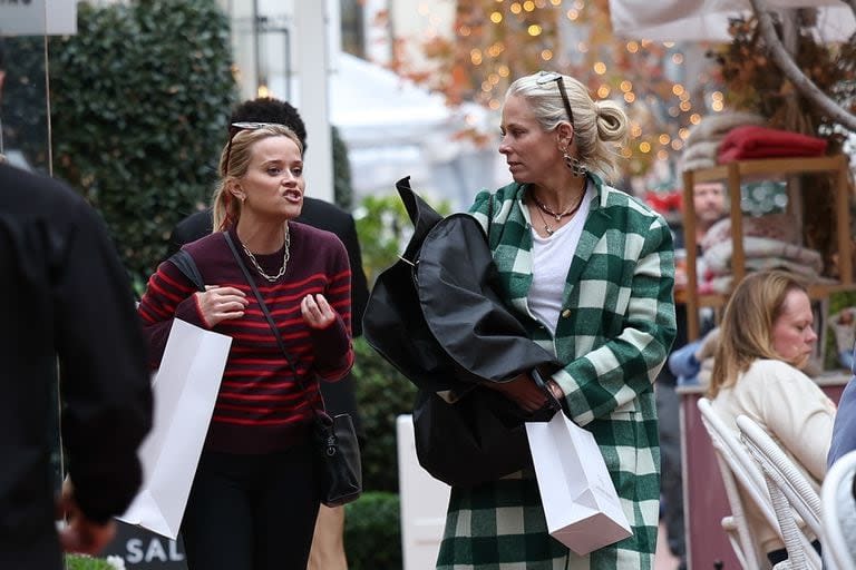 Reese Witherspoon aprovechó su salida para comprar los regalos de Navidad. La actriz fue al centro comercial Pacific Palisades con una amiga y no paró de charlar y divertirse durante el paseo