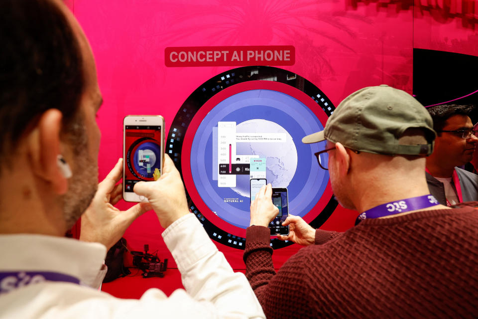 Besucher nehmen Bilder des anwendungsfreien KI-Konzepthandys der Deutschen Telekom auf dem Mobile World Congress (MWC) 2024 in Barcelona, Spanien auf. (Bild: REUTERS/Albert Gea)