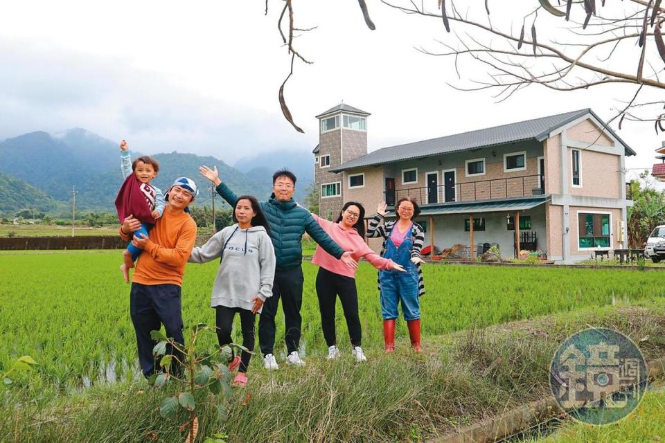 陳嬿靜（右）結合在地人的團隊，讓民宿不只有居住功能，也是體驗在地文化的起點。