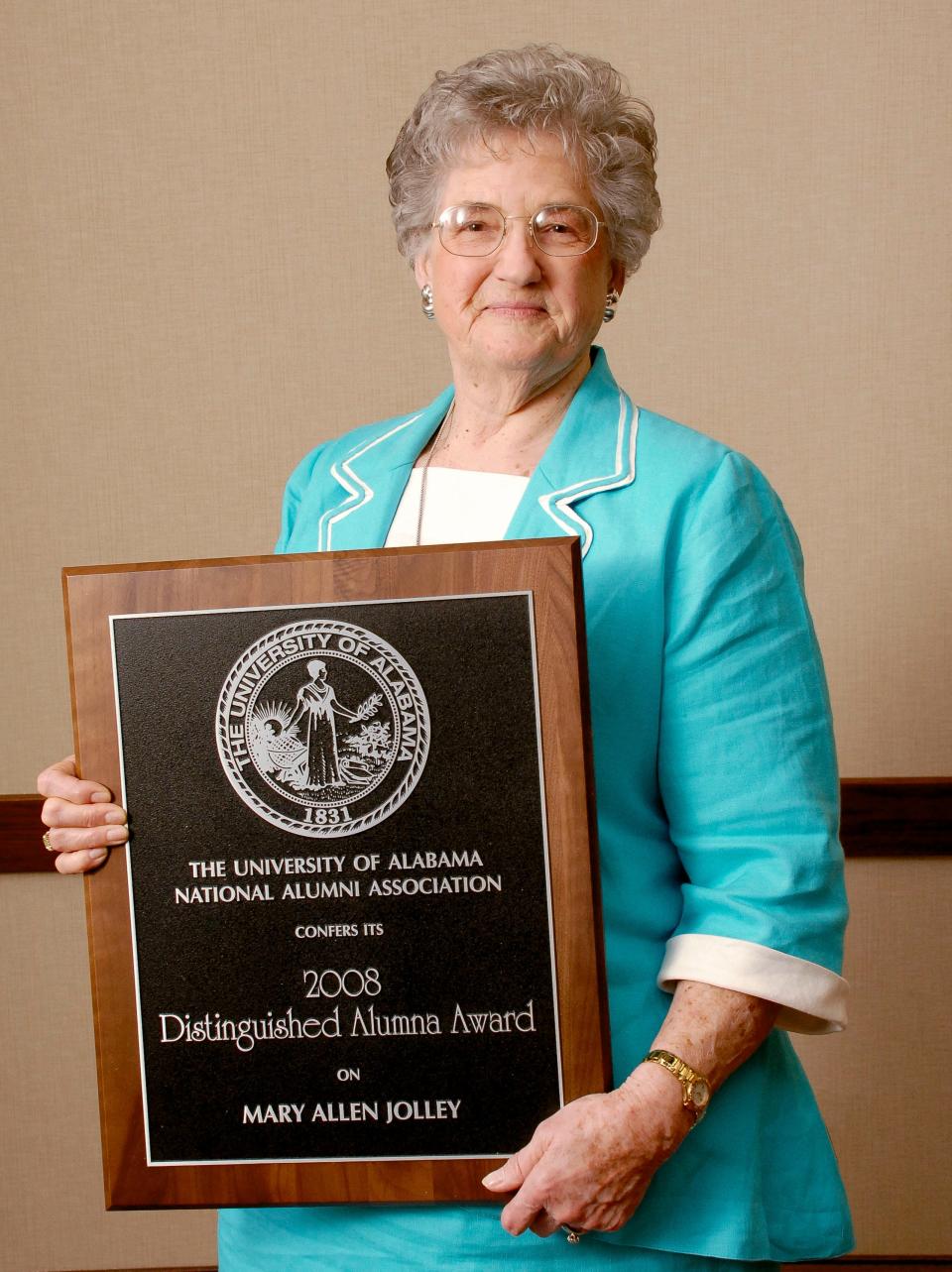 Mary Allen Jolley accepts a distinguished alumni award in 2008 from the University of Alabama National Alumni Association.