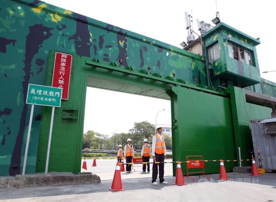 受颱風尼莎外圍環流和東北季風雙重影響，台北市持續降雨，河濱疏散門上午8時起只出不進，部分道路紅黃線同時開放停車，所有路邊停車暫停收費。圖為淡水河六號水門。（中央社檔案照片）