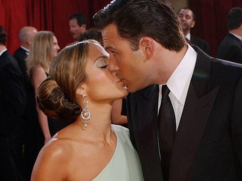 Jennifer Lopez and Ben Affleck kissing at the red carpet of the 2003 Oscars.