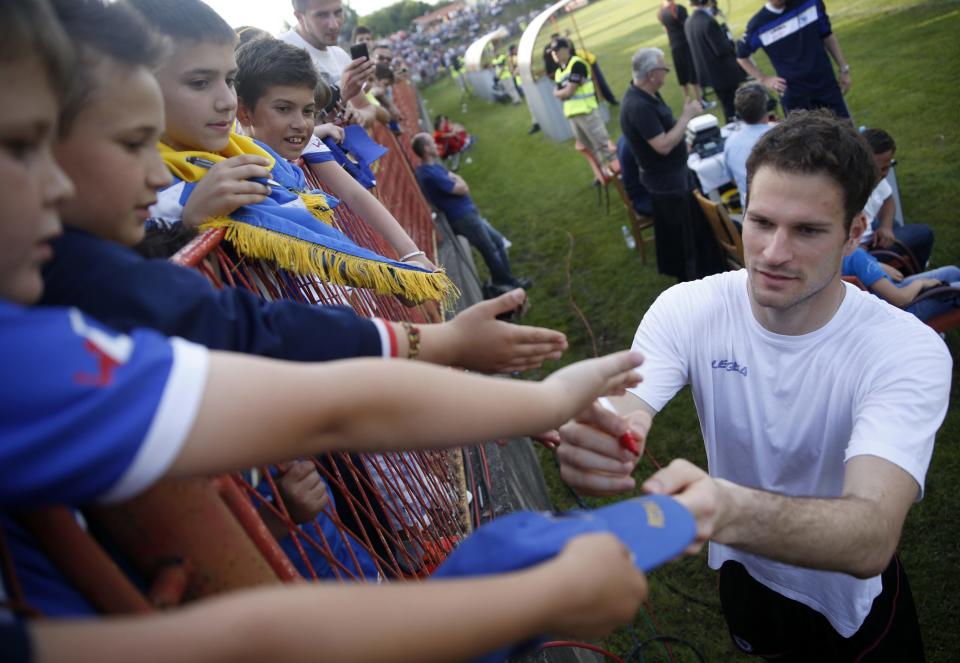 Bosnia&#39;s national soccer team goalkeeper Asmir Begovic signs autographs after a humanitarian match against the Bosnia U21 team in Gradacac, May 22, 2014. Bosnia will face Argentina, Iran and Nigeria in Group F of the World Cup finals in Brazil. REUTERS/Dado Ruvic (BOSNIA AND HERZEGOVINA - Tags: SPORT SOCCER WORLD CUP)