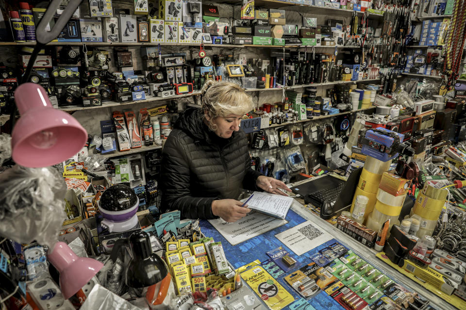 La comerciante Nadiia Stelmakh revisa una lista de suministros de emergencia que se usan en caso de un ataque nuclear en su tienda de Kiev, Ucrania, el domingo 9 de octubre de 2022. (Finbarr O'Reilly/The New York Times)
