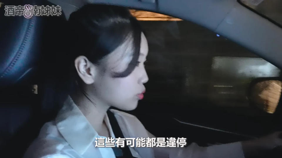 <strong>「韓國女生Judy」發現路邊的車輛可能都是違停，不過拍攝當天是颱風天，該處路段該放紅黃線停車。（圖／翻攝自YouTube@judy777）</strong>