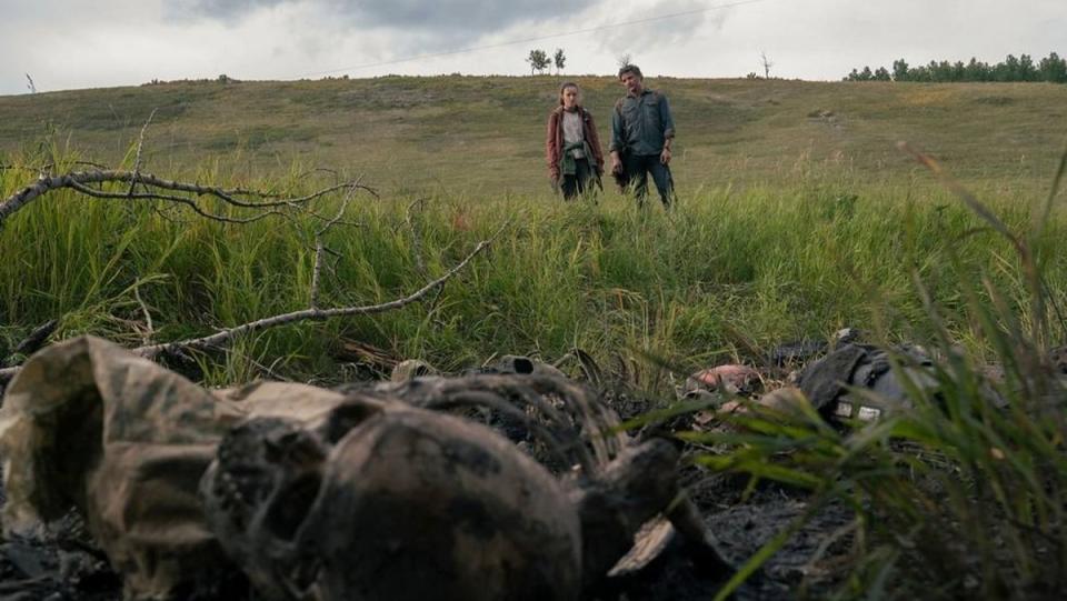 Ellie (Bella Ramsey) and Joel (Pedro Pascal) overlook a pile of long dead bodies, not infected but killed by FEDRA for expediency.