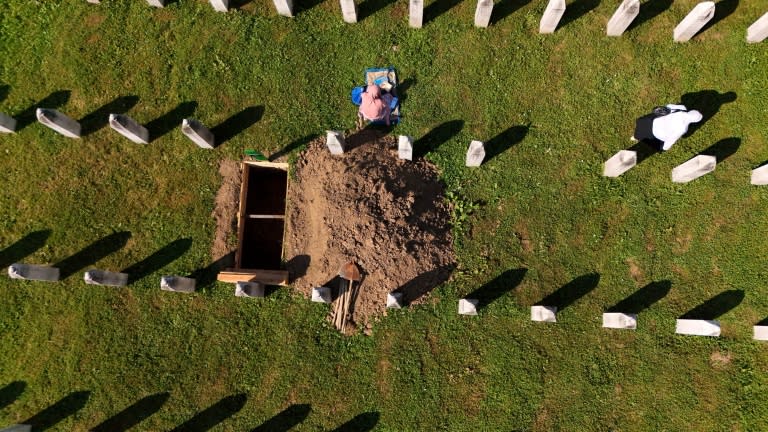 In Bosnien-Herzegowina haben tausende Menschen am 29. Jahrestag des Massakers von Srebrenica der Opfer gedacht. Im nahe Srebrenica gelegenen Potocari war die Beisetzung der sterblichen Überreste von 14 bislang nicht beerdigten Menschen geplant. (RUSMIR SMAJILHODZIC)