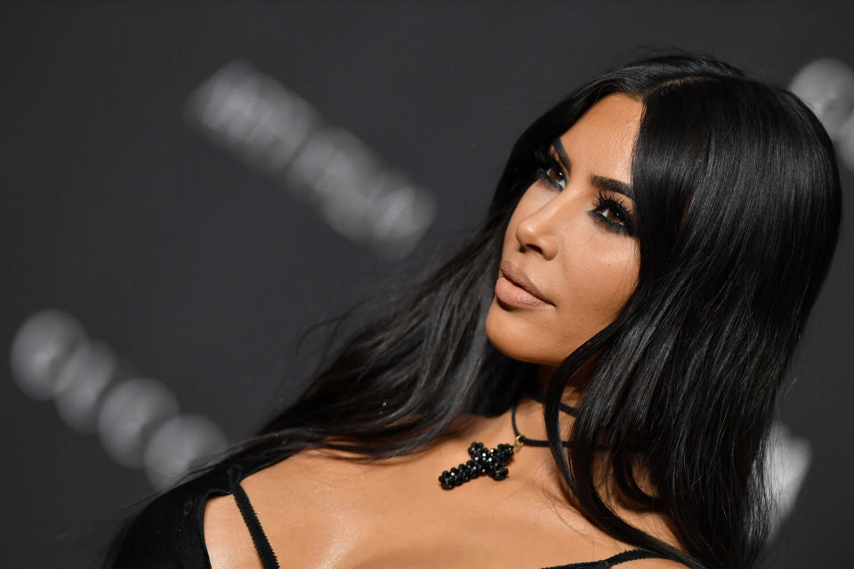 <p>Kim Kardashian tiene tres hijos, aunque uno nació de un vientre de alquiler. Tras dar a luz al segundo de ellos, Saint, en 2016, la <em>socialité</em> compartió en su aplicación lo duro que le estaba resultando perder peso. “No es fácil recuperarse. Sentía envidia de esas mujeres que ganaban 12 kilos en el embarazo y, semanas después de ser mamás, se veían exactamente igual que antes. Esa no soy yo…”, escribió. (Foto: Axelle / Bauer-Griffin / FilmMagic / Getty Images). </p>