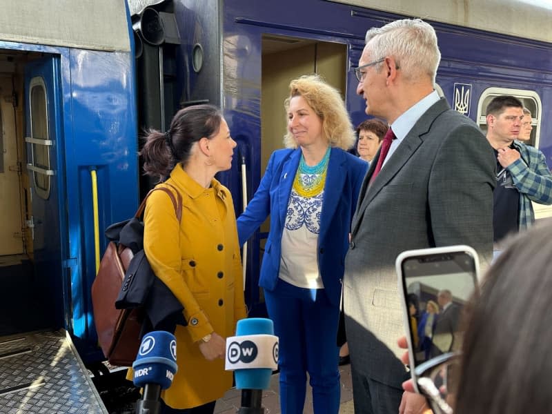 Germany's Foreign Minister Annalena Baerbock is received by German Ambassador Martin Jaeger and a representative of the Ukrainian protocol on arrival at Kiev railroad station. Jörg Blank/dpa