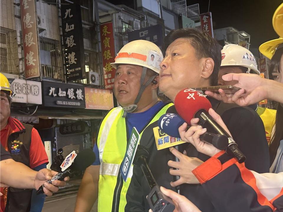 傅崐萁今晚到花蓮市「富凱大飯店」現場了解拆除作業，媒體也問到他對「訪陸行程」說法。（王志偉攝）