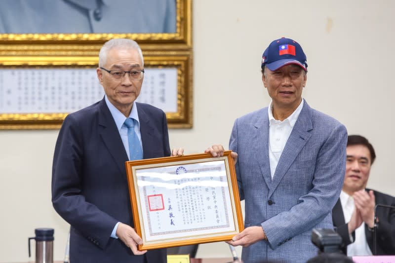 20190417-鴻海董事長郭台銘17日接受國民黨主席吳敦義頒贈「中國國民黨中央委員會榮譽狀」。（顏麟宇攝）