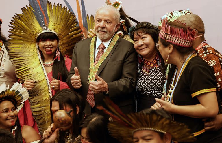 Lula da Silva junto a representantes de las comunidades indígenas de su país, en la cumbre del clima COP27 en Egipto