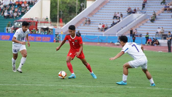 Gelandang Timnas Indonesia U-23, Marselino Ferdinan membawa bola dari kawalan dua pemain Filipina pada laga lanjutan Grup A SEA Games 2021 di Stadion Viet Tri, Phu Tho, Vietnam, Jumat (13/05/2022). Indonesia menang telak atas Filipina 4-0. (Foto Dokumentasi PSSI)