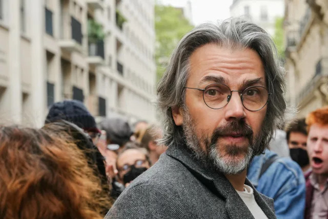 Photo d’illustration d’Aymeric Caron, lors d’une manifestation devant Sciences Po Paris le 26 avril 2024.  