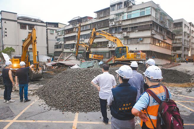 台北市中山區大直街「基泰大直」工地發生重大公安事故，造成鄰近民宅嚴重龜裂下陷，8日市府啟動多組工作人員持續搶救中。（鄧博仁攝）