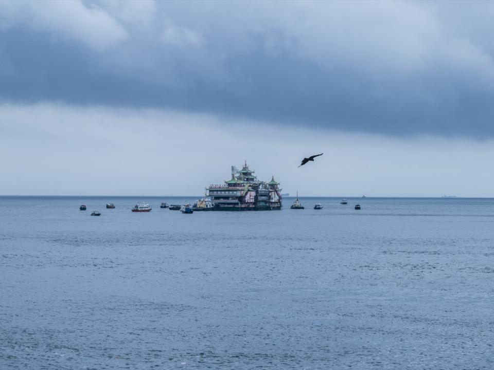 2022年6月14日，有逾70年歷史的珍寶海鮮舫，由多艘護航船拖走離開香港仔。