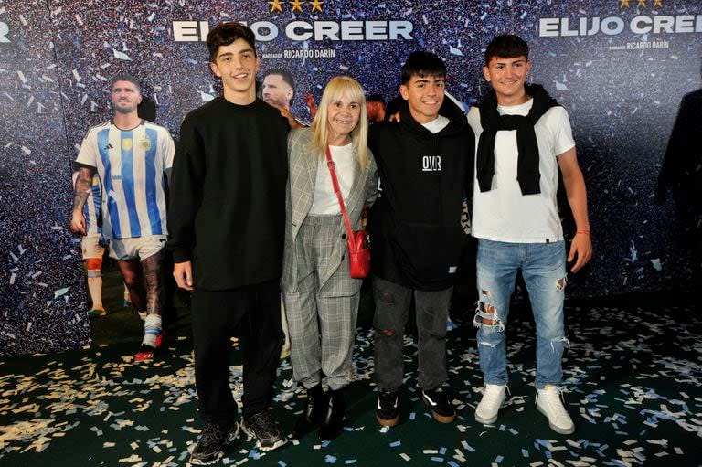 Claudia Villafañe llevó a Benjamín Agüero a la avant premiere de Elijo creer. La exmujer de Diego Armando Maradona, hoy productora y organizadora de eventos, lució muy elegante con un traje que acompañó con una cartera roja