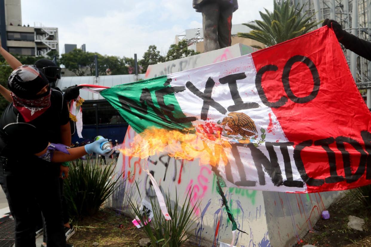 CIUDAD DE MÃXICO, 16AGOSTO2020.- Integrantes de colectivos feministas y madres de mujeres desaparecidas y vÃ­ctimas de feminicidio marcharon para exigir justicia por la menor que fue vÃ­ctima de abuso sexual por parte policÃ­as en Azcapotzalco hace un aÃ±o, asÃ­ como los diferentes casos impunes que siguen en el paÃ­s a causa de feminicidios y desapariciones. La manifestaciÃ³n se realizÃ³ desde el Ãngel de la Independencia hacia la Antimonumenta. FOTO: GRACIELA LÃPEZ /CUARTOSCURO.COM