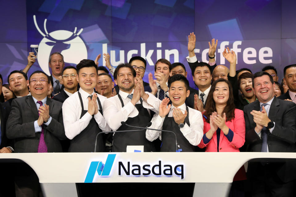 Jenny Qian Zhiya, PDG de Luckin Coffee, et Charles Zhengyao Lu, président non exécutif de Luckin Coffee, sonnent la cloche d'ouverture du Nasdaq avec les employés pour célébrer l'introduction en bourse de la société sur le site du Nasdaq Market à New York, États-Unis, le 17 mai. , 2019. REUTERS/Brendan McDermid