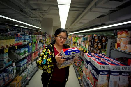 Chinese "daigou" shopping agent Na Wang selects an Australian breakfast cereal product popular with Chinese consumers, during a shopping trip to procure goods for Chinese customers, at an Australian supermarket in Sydney, Australia August 2, 2016. Picture taken August 2, 2016. REUTERS/Jason Reed