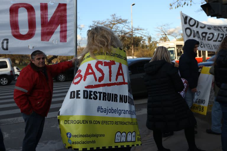 “Nos tomaron el pelo”, sentenció Moles, presidenta de una de las asociaciones de vecinos en contra del proyecto y argumentó: "Cambiaron el texto de la iniciativa".