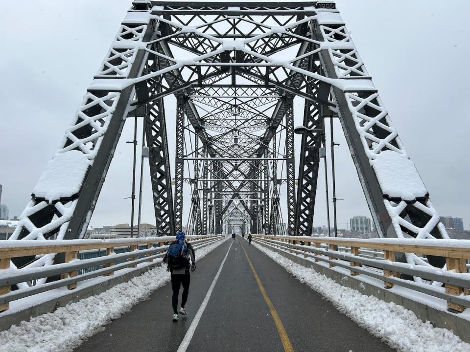 jogger on Alexandra Bridge Ottawa Gatineau December 5, 2023