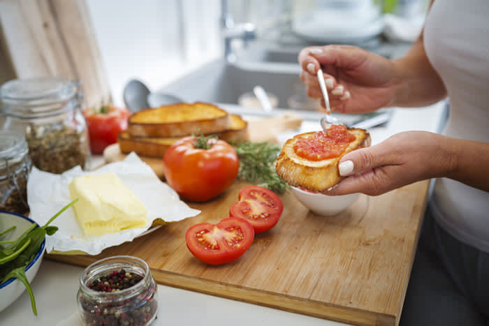 mujer desayunando