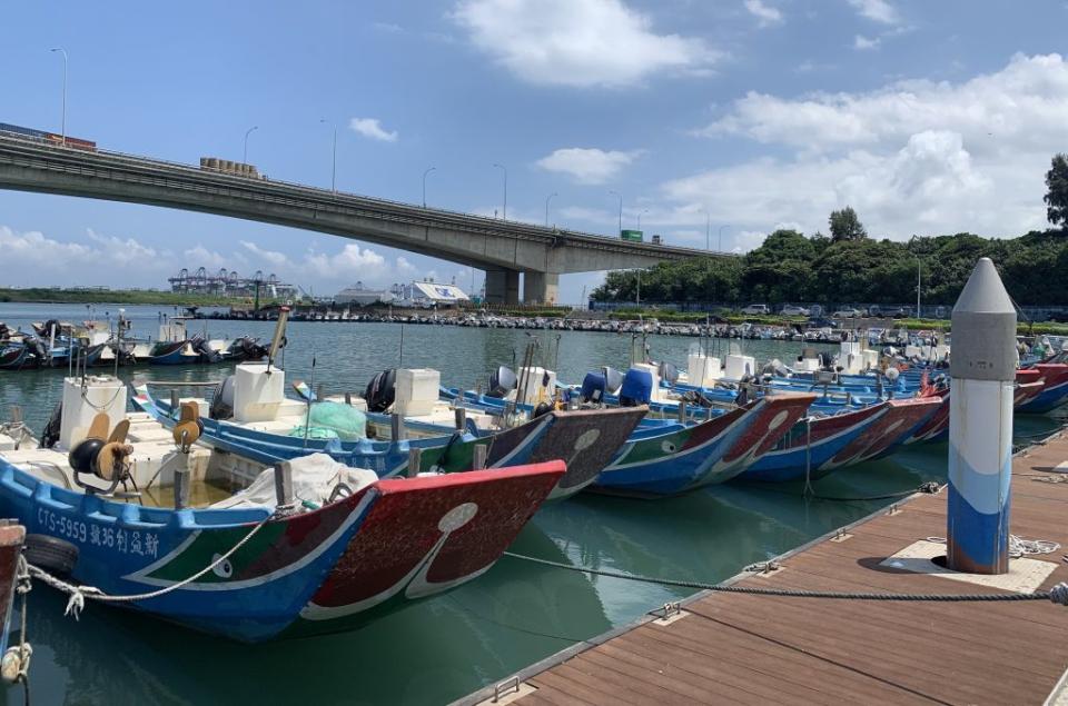 隱身在台北港內的下罟子漁港之傳統藍色舢舨船成為當地特色。（記者吳瀛洲攝）