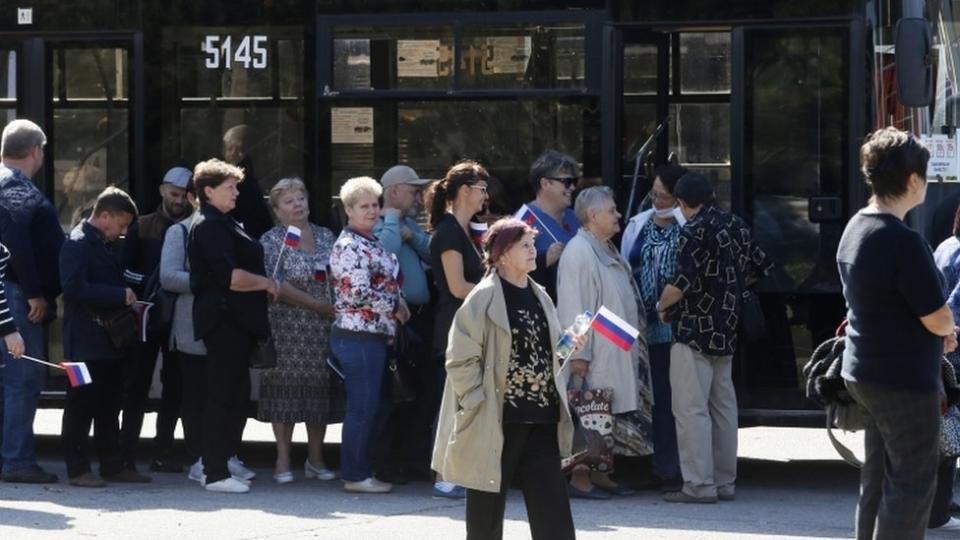 Ciudadanos rusos parten de Donetsk en los autobuses que los llevaron a votar.