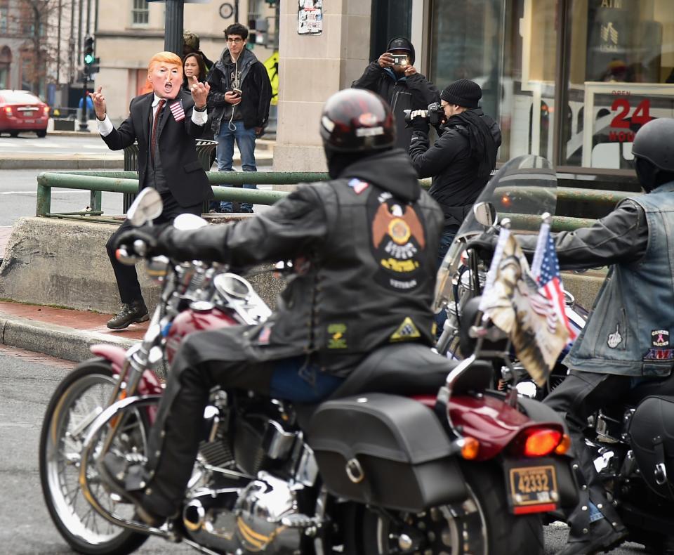 <p>Trump unterstützende Biker treffen auf einen Demonstranten in Trump-Maske (Bild: Getty Images) </p>