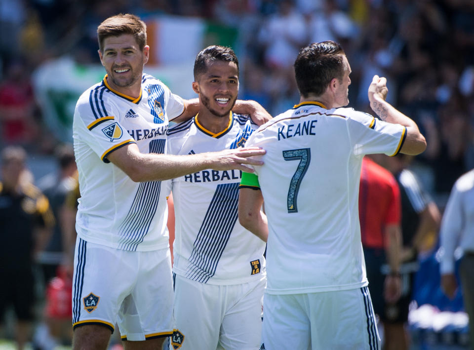 Giovani dos Santos rodeado por dos figuras del LA Galaxy, Robbie Keane y Steven Gerrard. / Foto: Getty Images