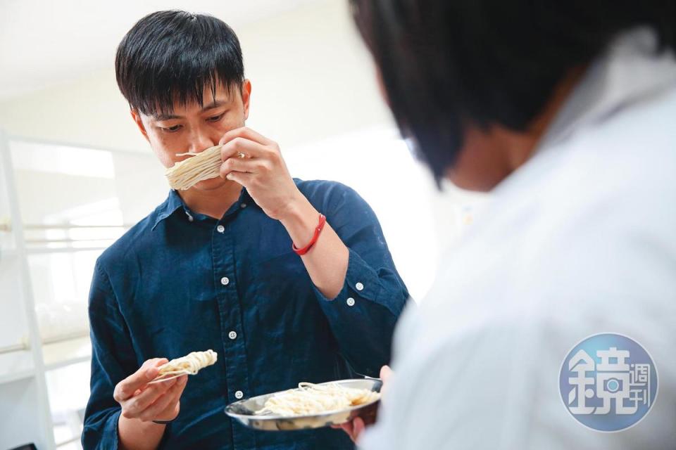 吳光林（左）在自家廠房成立食品安全檢驗室，抽檢產品的含水量和生菌數是否合格。