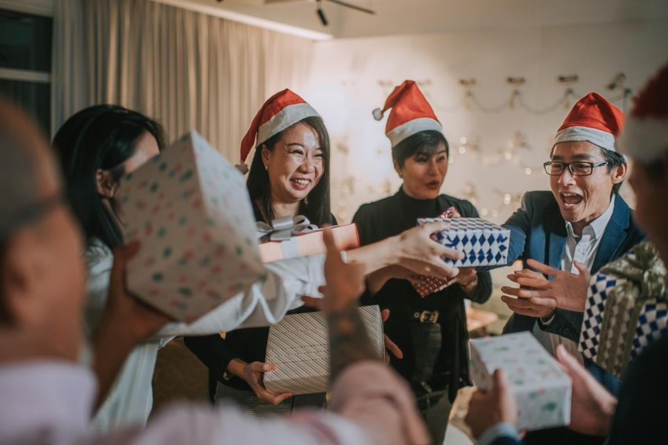 耶誕節將至，許多公司會舉辦交換禮物增進同事間的感情。（示意圖，非圖片當事人。圖片來源：Getty Creative）